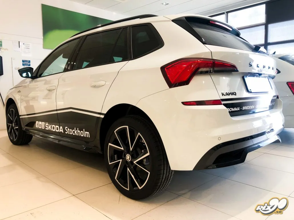 Bildekaler på demobil till Skoda Svart sidostripe med Skoda Stockholm på vit Skoda Kamiq demobil