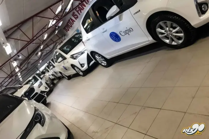 Bildekaler till hela fordonsflottan åt Capio i Stockholm Rad med vita Toyota-bilar med identiska bildekaler och Capios logotyp på framdörren