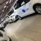 Rad med vita Toyota-bilar med identiska bildekaler och Capios logotyp på framdörren