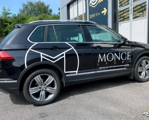 Bildekaler på SUV till Monce Sport Vit konturlogotyp på svart Volkswagen Tiguan till Monce Sport