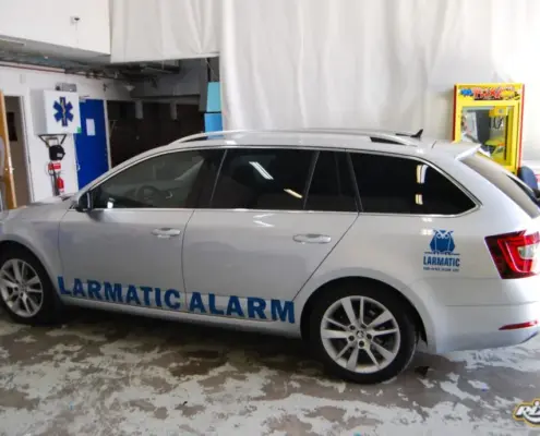 Bildekaler på tjänstebil till Larmatic i Stockholm Bildekaler på tjänstebil, Skoda Octavia Combi, till Larmatic i Stockholm