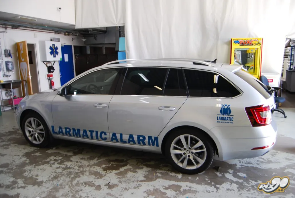 Bildekaler på tjänstebil till Larmatic i Stockholm Bildekaler på tjänstebil, Skoda Octavia Combi, till Larmatic i Stockholm