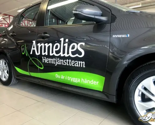 Bildekor med detaljer på Toyota Grön dekor och logotyp på svart Toyota Yaris hybrid till Annelies Hemtjänstteam