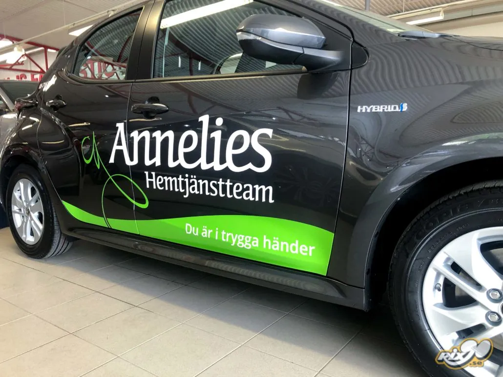Bildekor med detaljer på Toyota Grön dekor och logotyp på svart Toyota Yaris hybrid till Annelies Hemtjänstteam
