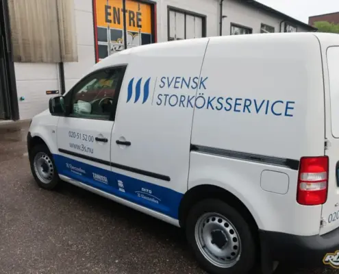 Bildekaler till VW Caddy i Stockholm Blå logotyp och leverantörsmärken på vit Volkswagen Caddy till Svensk Storköksservice