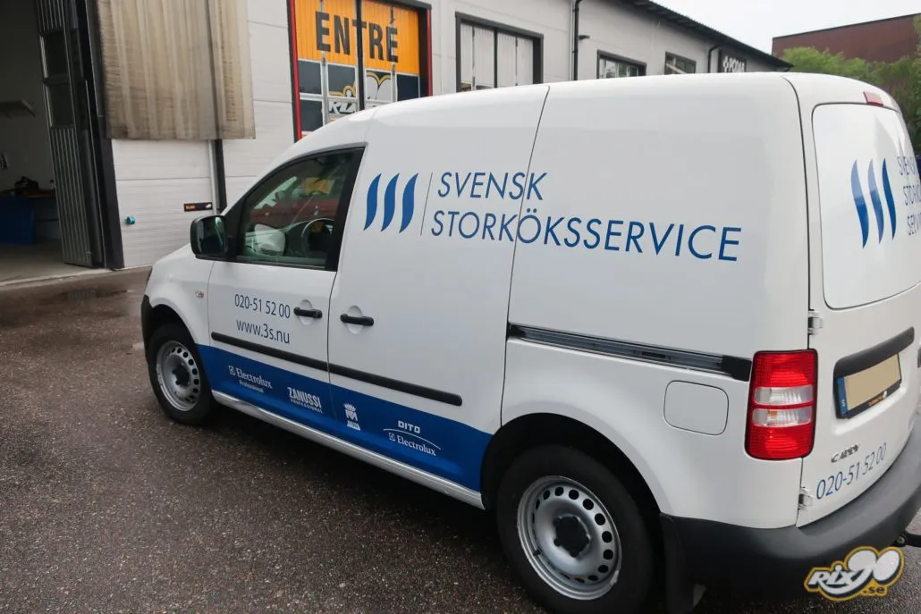Bildekaler till VW Caddy i Stockholm Blå logotyp och leverantörsmärken på vit Volkswagen Caddy till Svensk Storköksservice