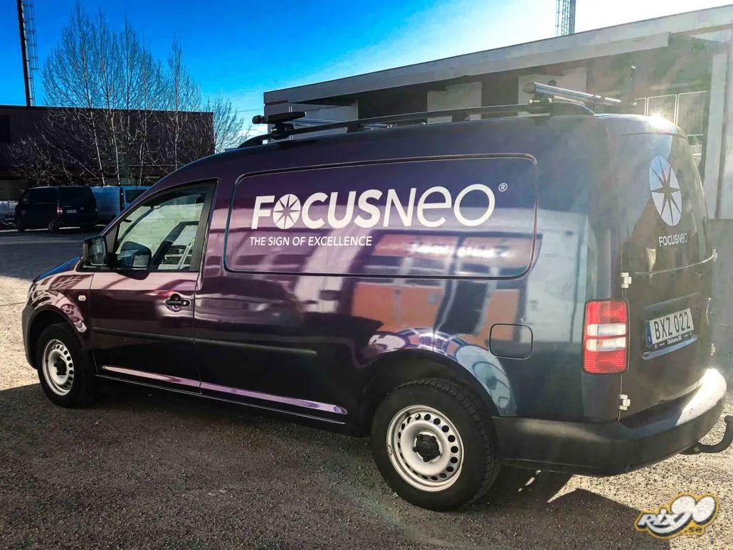 Helfoliering med en färgskiftande color flow-folie till FocusNeo