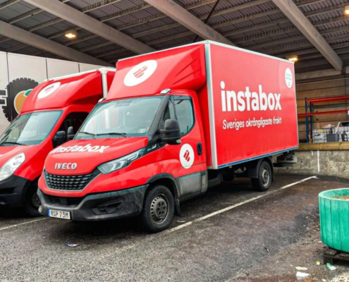 Lastbilsfoliering i röd folie till Instabox Lastbilsfoliering i röd folie till Instabox