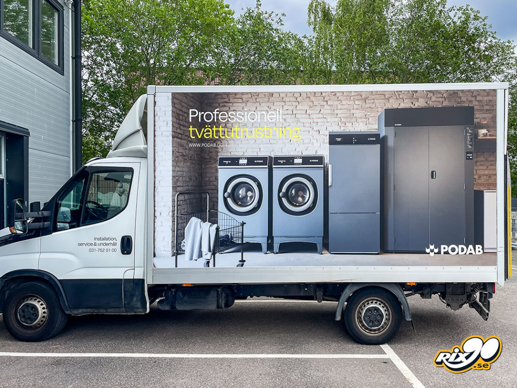 Bilreklam till Podab på lätt lastbil Iveco Bilreklam till Podab på Iveco