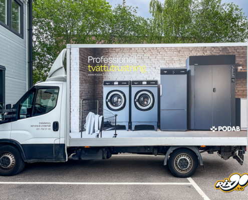 Bilreklam till Podab på lätt lastbil Iveco Bilreklam till Podab på Iveco