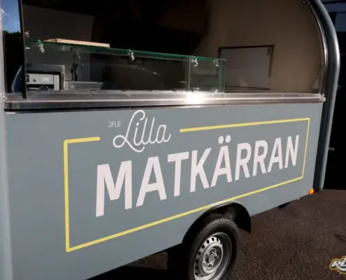 Vit och gul dekor på gråblå foodtruckvagn till Lilla Matkärran Vit och gul dekor på gråblå foodtruckvagn till Lilla Matkärran