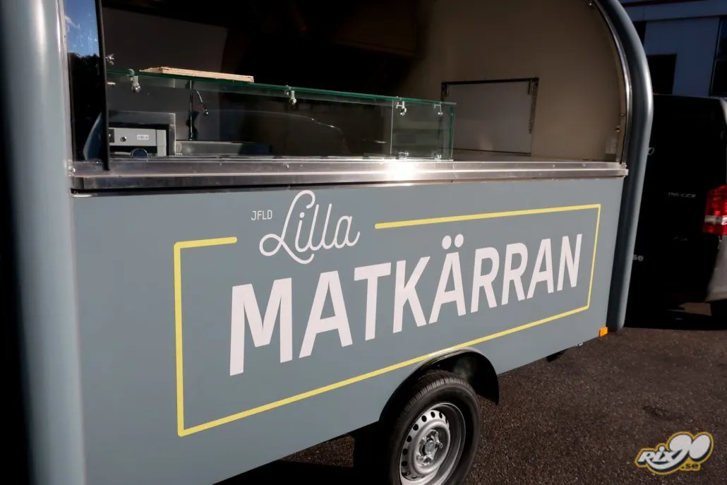 Vit och gul dekor på gråblå foodtruckvagn till Lilla Matkärran Vit och gul dekor på gråblå foodtruckvagn till Lilla Matkärran