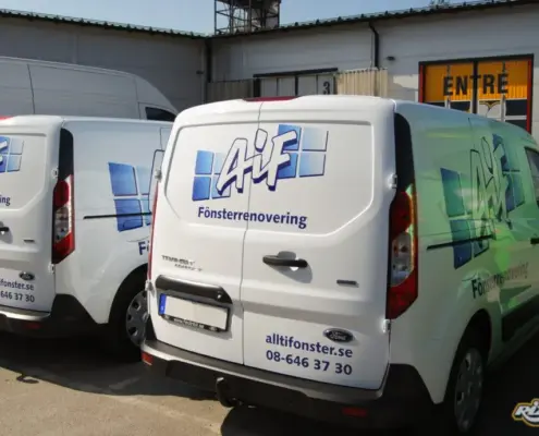 Dekaler till arbetsbilar som tar för sig Blå fönsterlogotyp på vit och grön Ford Transit Connect till AiF Fönsterrenovering