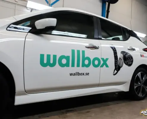 Dekaler på bil till Wallbox Stripad bil, Nissan Leaf, till Wallbox