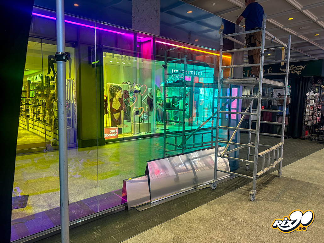 Färgskiftande fönsterfilm med Dichroic-effekt på skyltfönster till Drmlnd i Stockholm