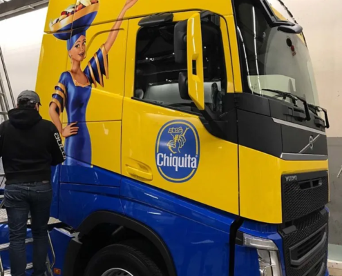 Foliera lastbil med Rix90 i Stockholm Vi hjälpte Chiquita att foliera sin lastbilshytt i deras färger och motiv