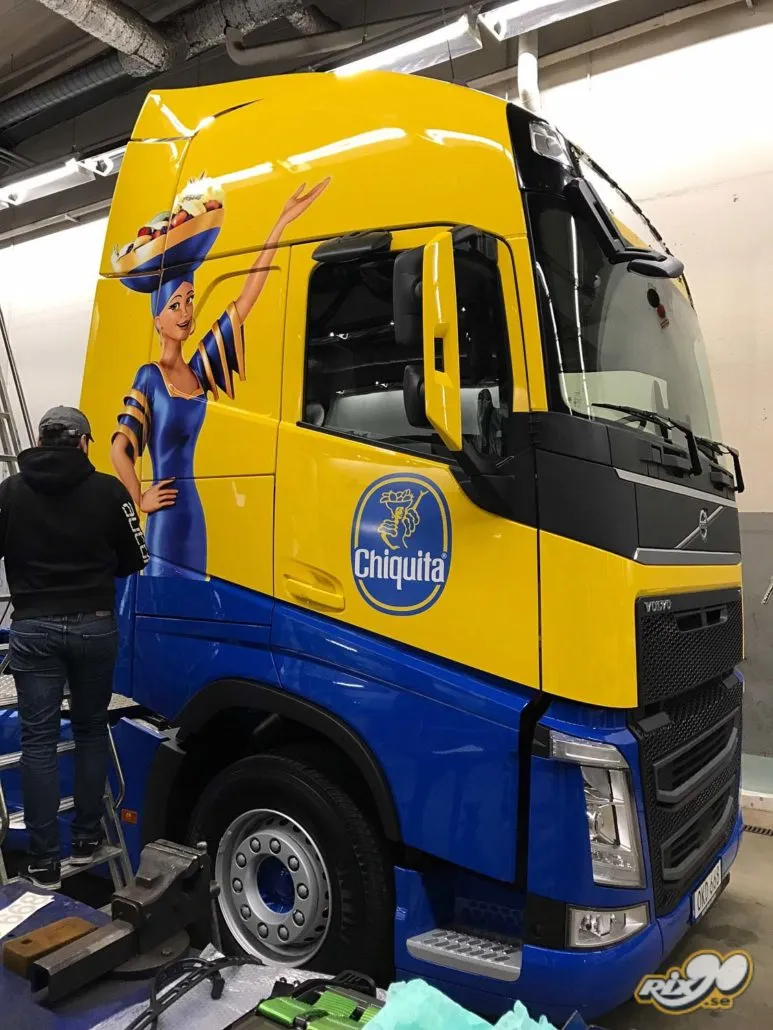 Foliera lastbil med Rix90 i Stockholm Vi hjälpte Chiquita att foliera sin lastbilshytt i deras färger och motiv