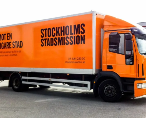 Lastbil till Stockholms Stadsmission folierad i orange färg av Rix90 Lastbil till Stockholms Stadsmission folierad i orange färg