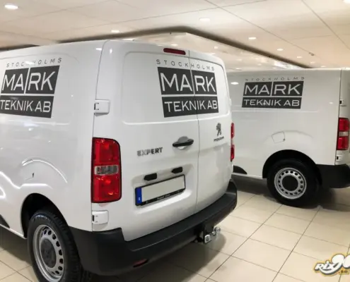 Fordonsdekaler på vit arbetsbil Svart logotyp på två vita Peugeot Expert till Stockholms Mark Teknik