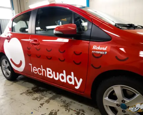 Bildekal till liten bil åt TechBuddy Bildekal till liten bil, Toyota Yaris Hybrid, åt TechBuddy