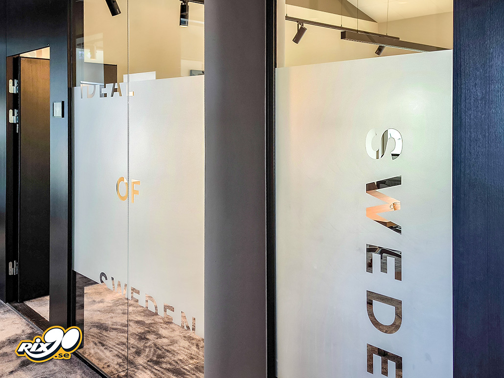 Frostad fönsterfilm med eget budskap på stockholmskontor