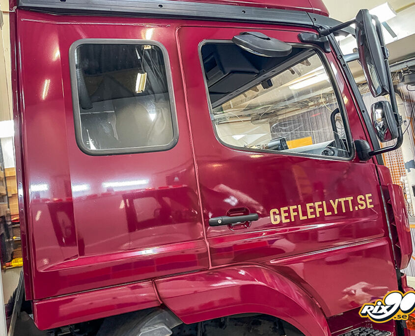 Folierad lastbil i burgundyrött och bronsmetallic till Gefleborgs Flyttservice Folierad lastbil i burgundyrött och bronsmetallic till Gefleborgs Flyttservice