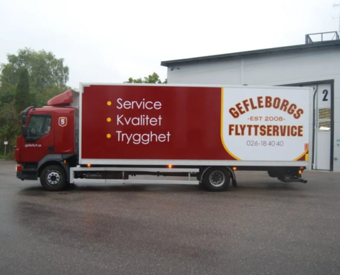 Helfoliering av lastbil till Gävleborgs Flyttservice Lastbil i burgundyröd