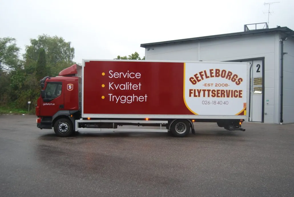 Helfoliering av lastbil till Gävleborgs Flyttservice Lastbil i burgundyröd