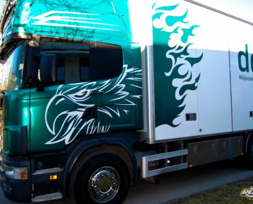 Helfoliering i grönmetallic på Scania-lastbil åt Denisol Lastbilsfoliering i grönmetallic på Scania-lastbil åt Denisol