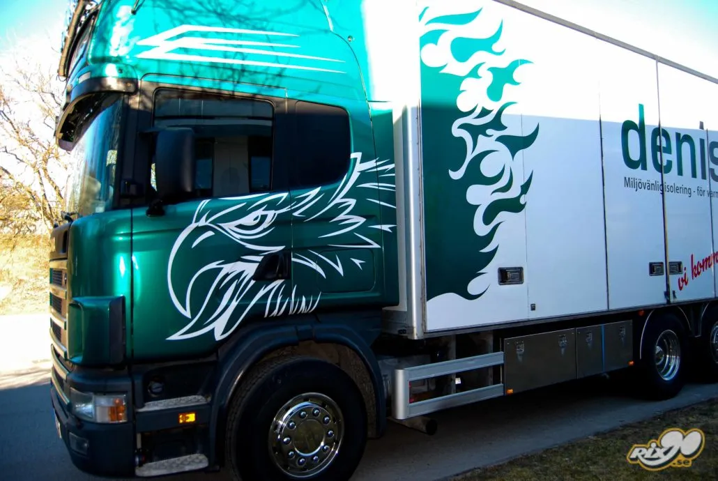Helfoliering i grönmetallic på Scania-lastbil åt Denisol Lastbilsfoliering i grönmetallic på Scania-lastbil åt Denisol