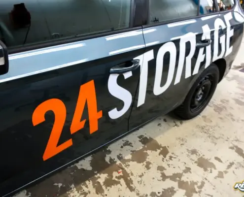 Logotyp på bilen Logotyp på bilen till 24storage i Stockholm