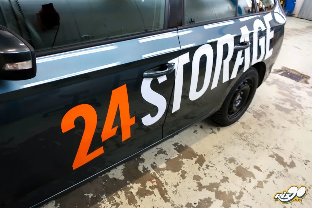 Logotyp på bilen Logotyp på bilen till 24storage i Stockholm