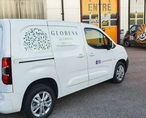 Bildekaler med logotyper till Peugeot Grön bladkrans och logotyp på vit Peugeot Partner till Globens Blommor