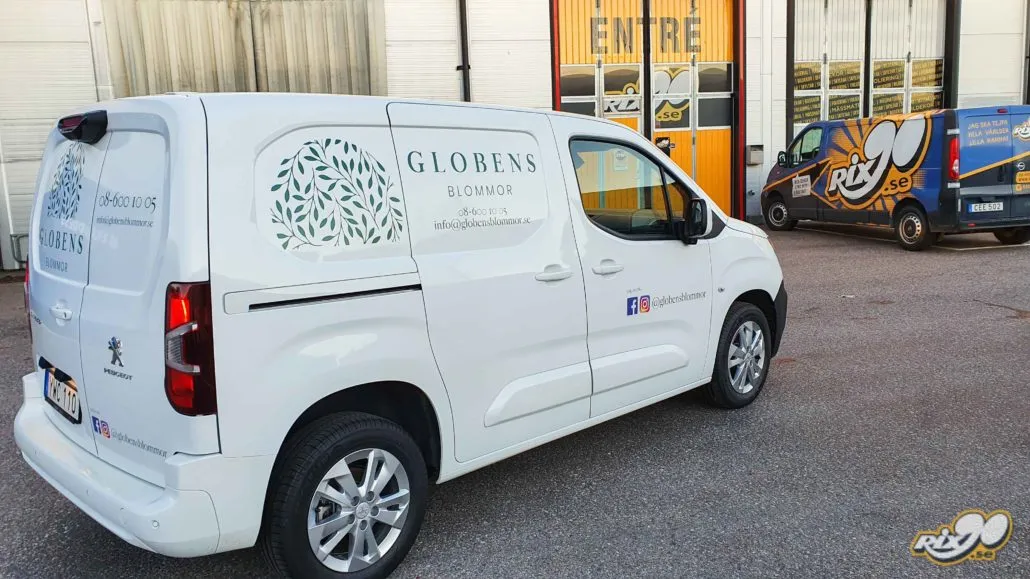 Bildekaler med logotyper till Peugeot Grön bladkrans och logotyp på vit Peugeot Partner till Globens Blommor