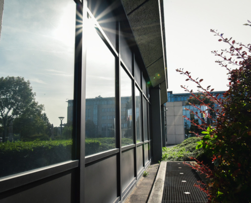 Speglad solfilm på fönsterrutor i Stockholm