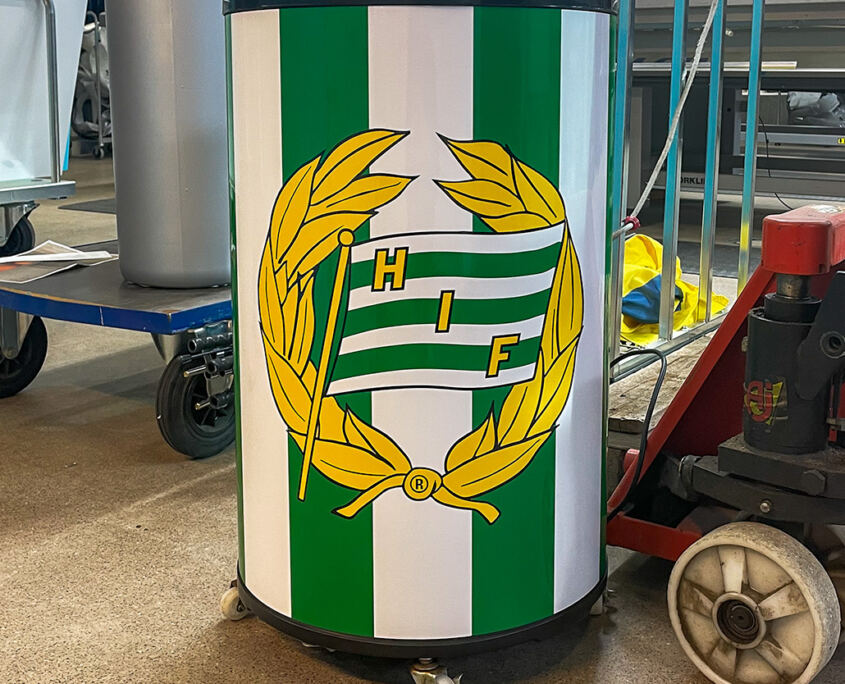 Foliering av kylskåp med Hammarby-motiv Foliering av kylskåp med Hammarby-motiv