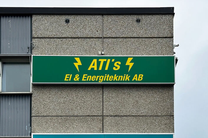 Större skylt med lysande LED till företag i Stockholm Ljuslåda som fasadskylt med gul text till ATI's El och Energiteknik, Stockholm