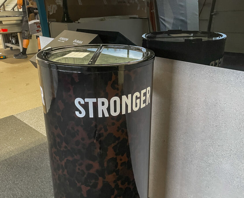 Foliering av kyltunna åt Stronger Kyltunna folierad i leopardmönster med logotypen Stronger