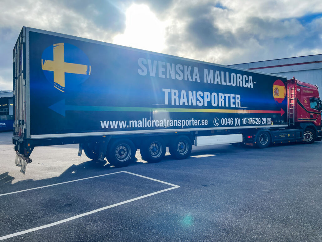 Helfolierat släp i mörkblått med tryckt motiv till Svenska Mallorcatransporter Helfolierat släp i mörkblått med tryckt motiv till Svenska Mallorcatransporter