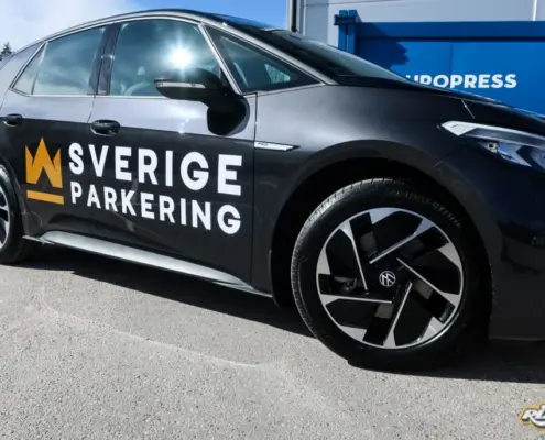 Stripning av tjänstebil Vit logotyp på mörkgrå Volkswagen ID.3 till Sverige Parkering