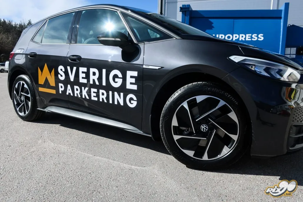 Stripning av tjänstebil Vit logotyp på mörkgrå Volkswagen ID.3 till Sverige Parkering