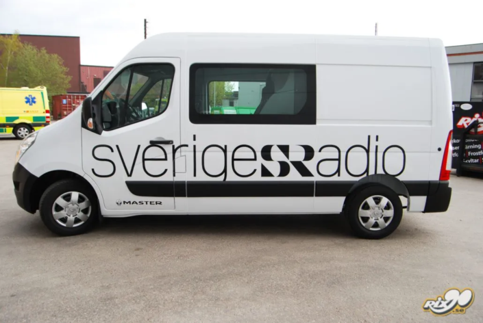 Logotyp på bil till Sveriges Radio i svarta texter