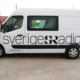 Logotyp på bil till Sveriges Radio i svarta texter