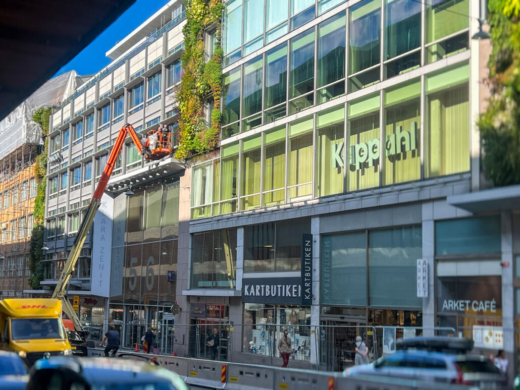 Solfilm på glasfasad åt Vasakronan, Drottninggatan Montering av solfilm på glasfasad åt Vasakronan på Drottninggatan i Stockholm